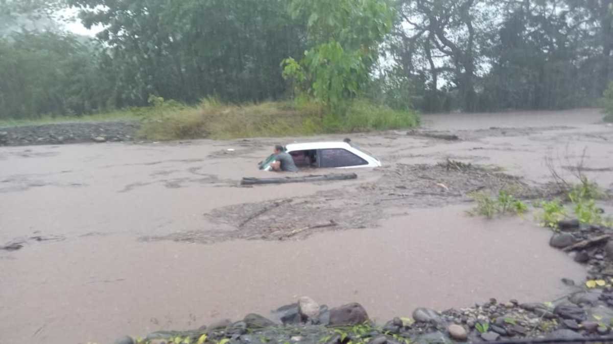 Inundaciones en el sector de la Ruta nacional  1 Interamericana. Foto: Douglas Cascante.