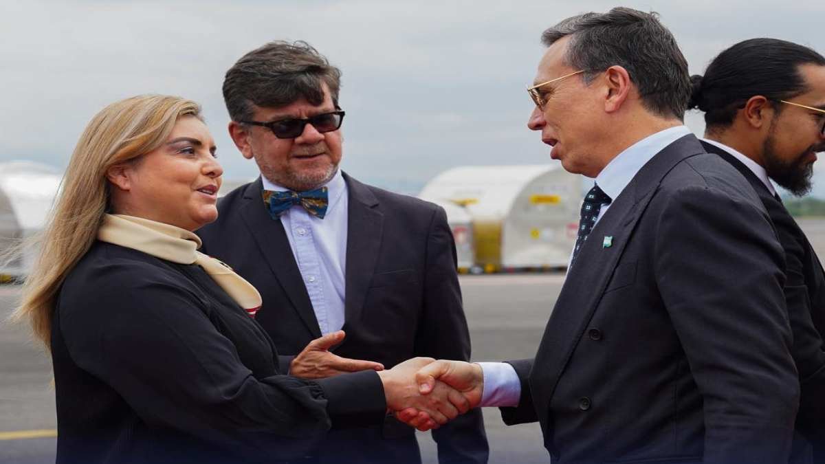 La directora de Migración Marta Vindas González recibió  a la delegación de honduras en el aeropuerto Internacional Juan Santa María,