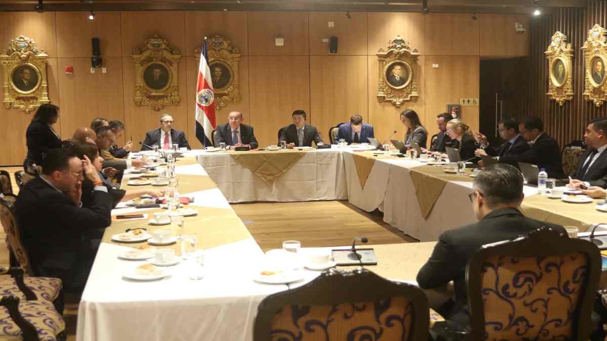 Diputados se reunieron con los delegados del FMI. Foto. Asamblea Legislativa.