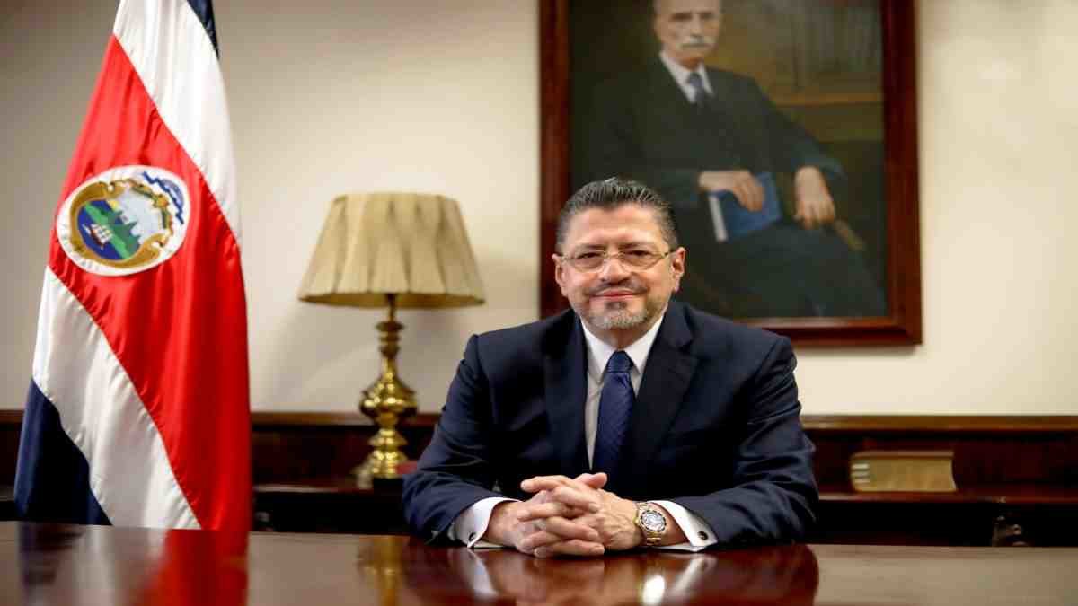 Presidente Rodrigo Chaves chec.jpg 1