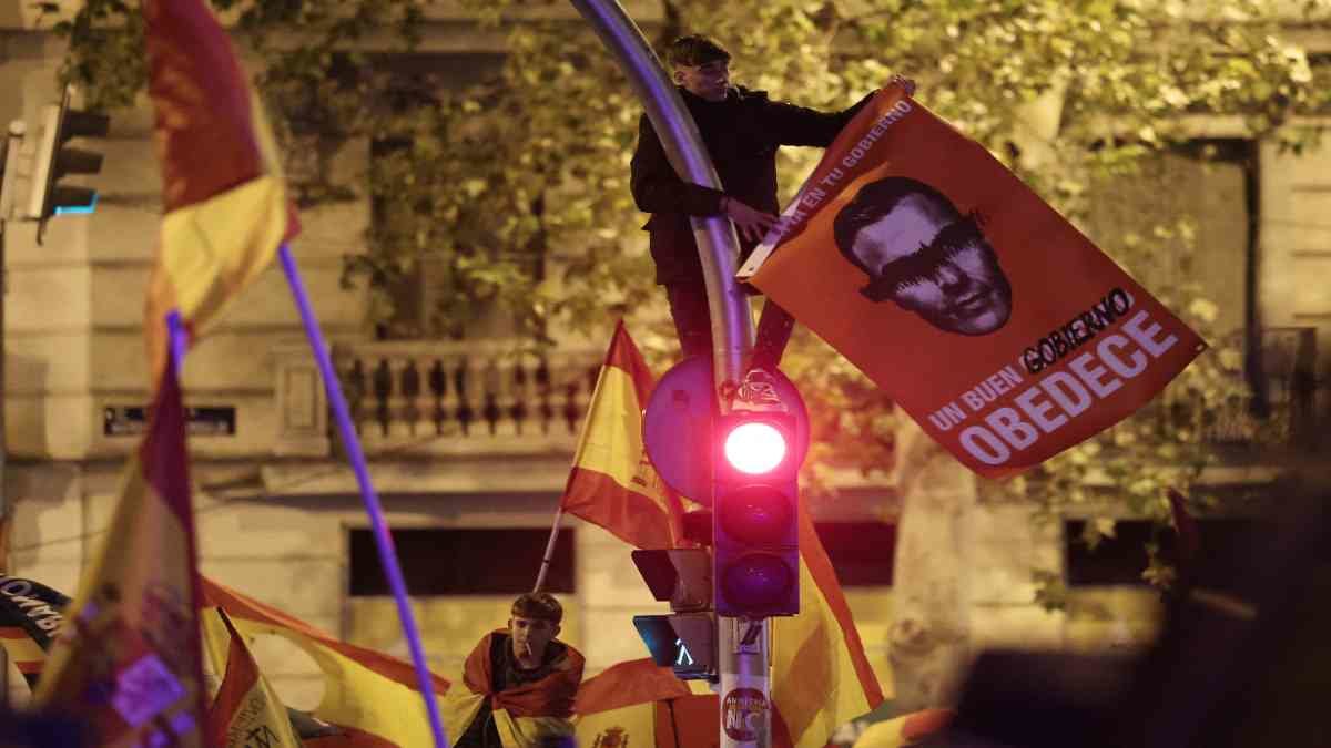 Todas las noches los ciudadanos molestos con Pedro Sánchez, del PSOE por su acuerdo con los separatistas catalanes se manifiestan frente a la sede del partido. Foto: Thomas Coex / AFP.