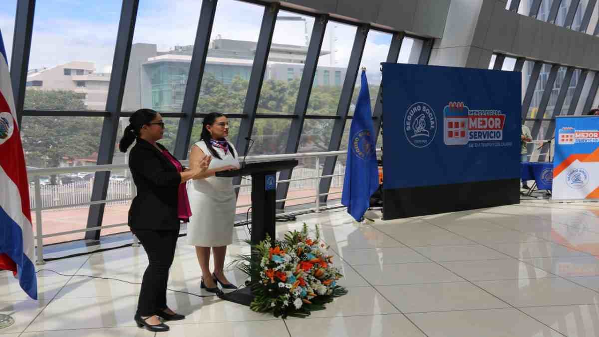 Marta Acosta en vestido blanco listo.jpg listo