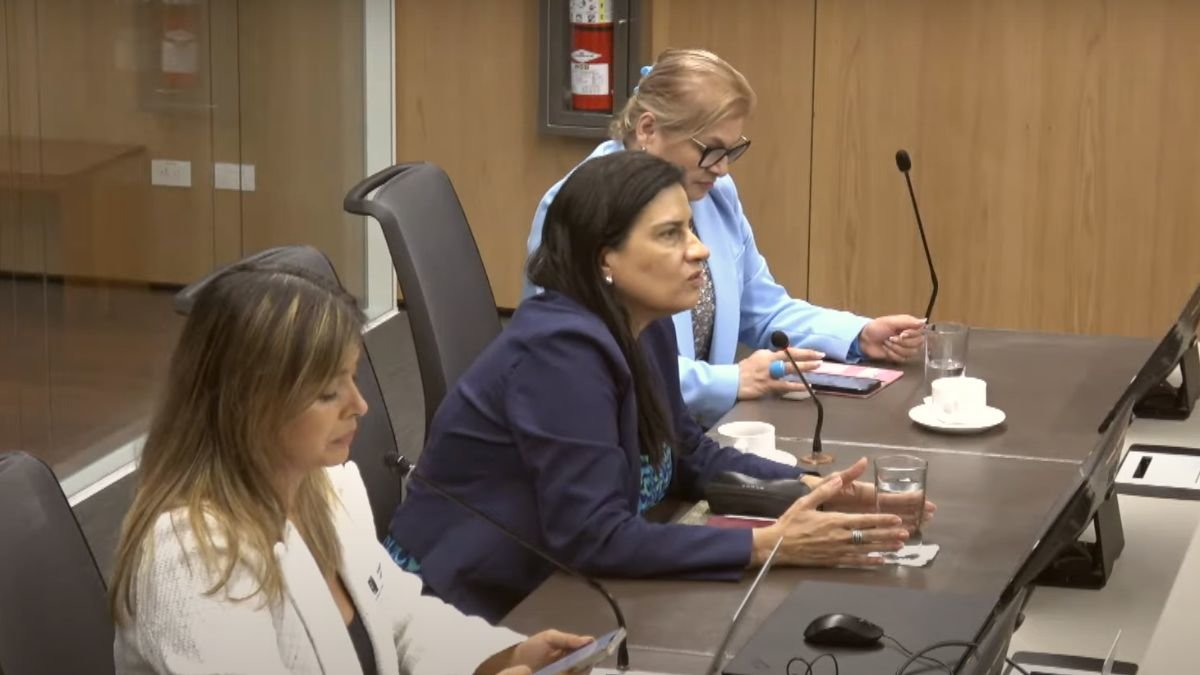 María de Los Ángeles Gutiérrez (al fondo) quedó con su nombramiento como gerente de la CCSS en firme el miércoles, tras la firma de su acción de personal por parte de Marta Esquivel (centro).