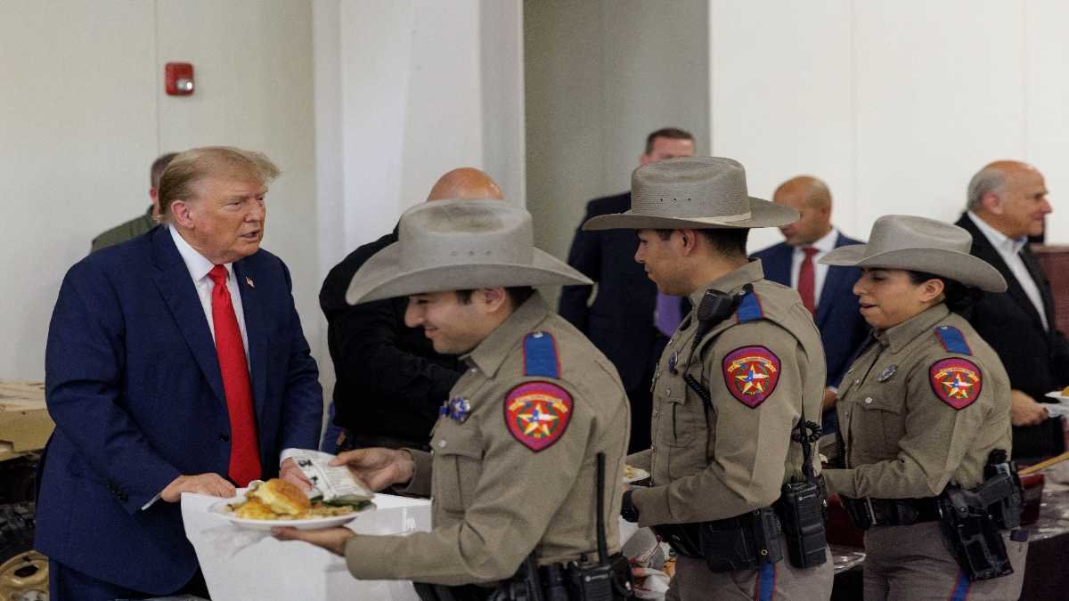 El ex presidente de Estados Unidos, Donald Trump sirve comida a miembros del Departamento de Seguridad Pública de Texas (DPSen Edinburg, Texas, junto al gobernador Greg Abbott. Foto: Michael González / AFP.