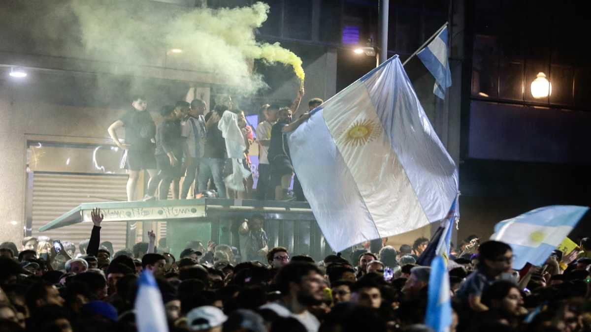 Simpatizantes del partido La Libertad Avanza alliance, de Javier Milei, celebran su victoria en las elecciones en Argentina. Foto: Emiliano Lasalvia / AFP.