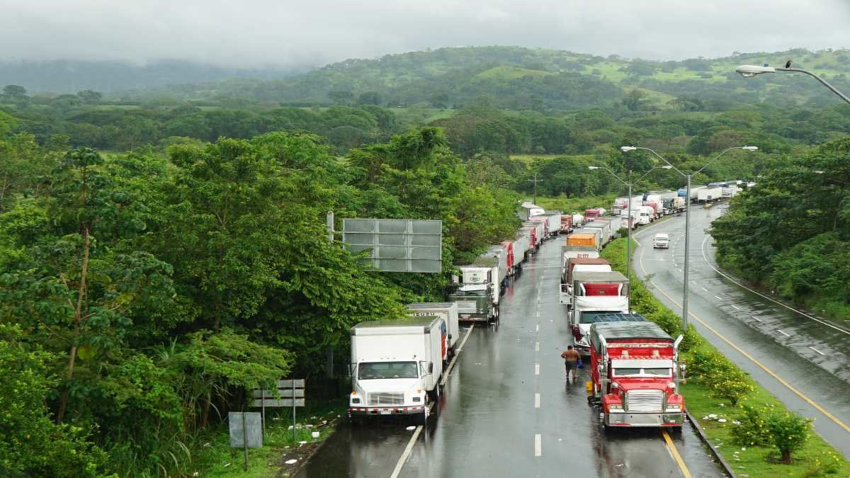 Vista aérea de las filas de camiones atascados debido a los bloqueos en Panamá. Foto: Bernat Bidegaín / AFP