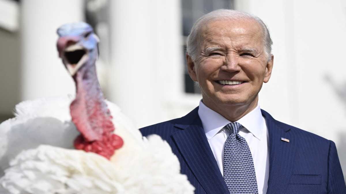 El presidente de Estados Unidos, Joe Biden durante la tradicional ceremonia del indulto de los pavos, este lunes. Foto: Andrew Caballero-Reynolds / AFP.