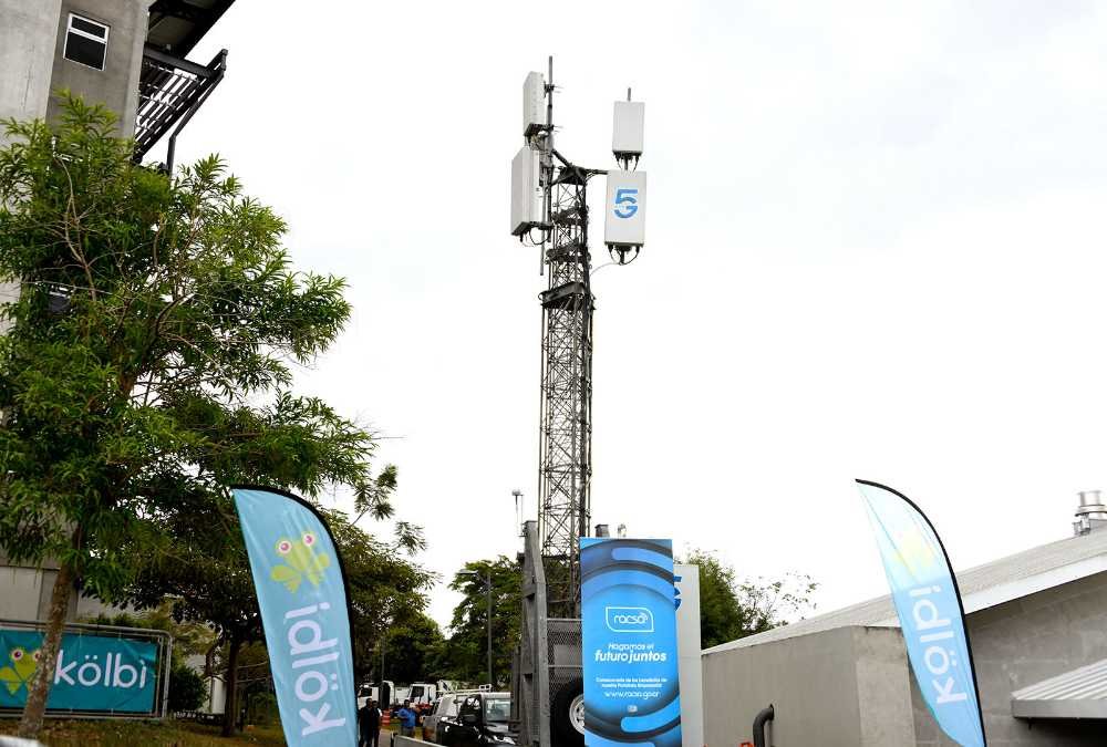 La primera antena para la red 5G fue instalada por el ICE en la UCR. Foto: UCR.