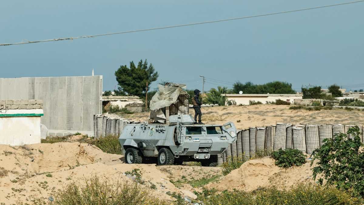 Un policía egipcio vigila en la frontera con Gaza. Foto: Khaled Desouki / AFP.1