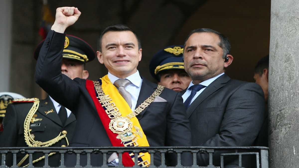 El nuevo presidente de Ecuador, Daniel Noboa saluda después de su juramentación. Foto: Oficina de Prensa, Presidencia de Ecuador / AFP.