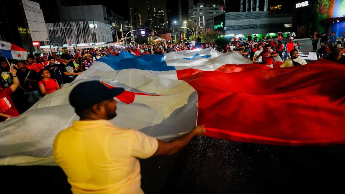 La gente celebró cuando el 23 de octubre el presidente Laurentino Cortizo anunció un referéndum sobre la minería a cielo abierto en Panamá. Foto: Roberto Cisneros / AFP.