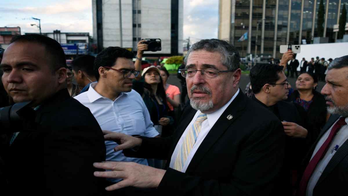 Bernardo Arévalo (C), es el presidente electo de Guatemala. Foto: Orlando Estrada / AFP.