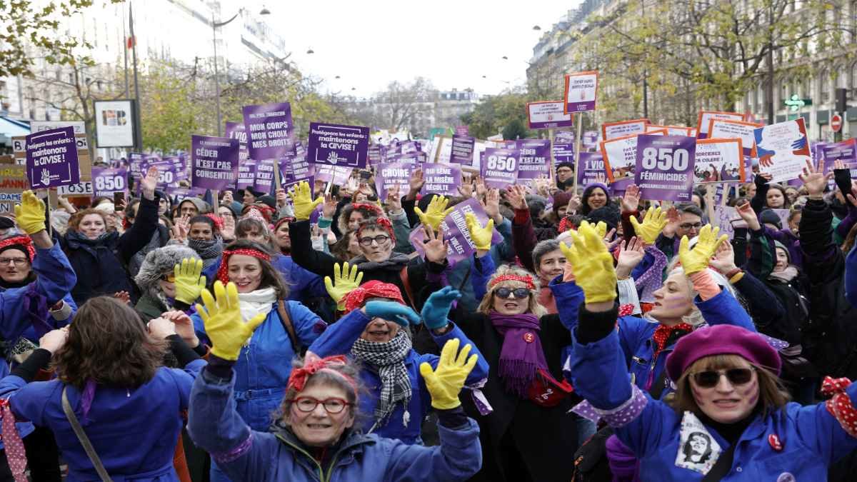 Manifestaciones como esta, en París, se llevaro a cabo wen diversos lugares del mundo, en el marco del Día Internacional de la Eliminación de la Violencia contra las Mujeres. Foto: Geoffroy Van der Hasselt / AFP.