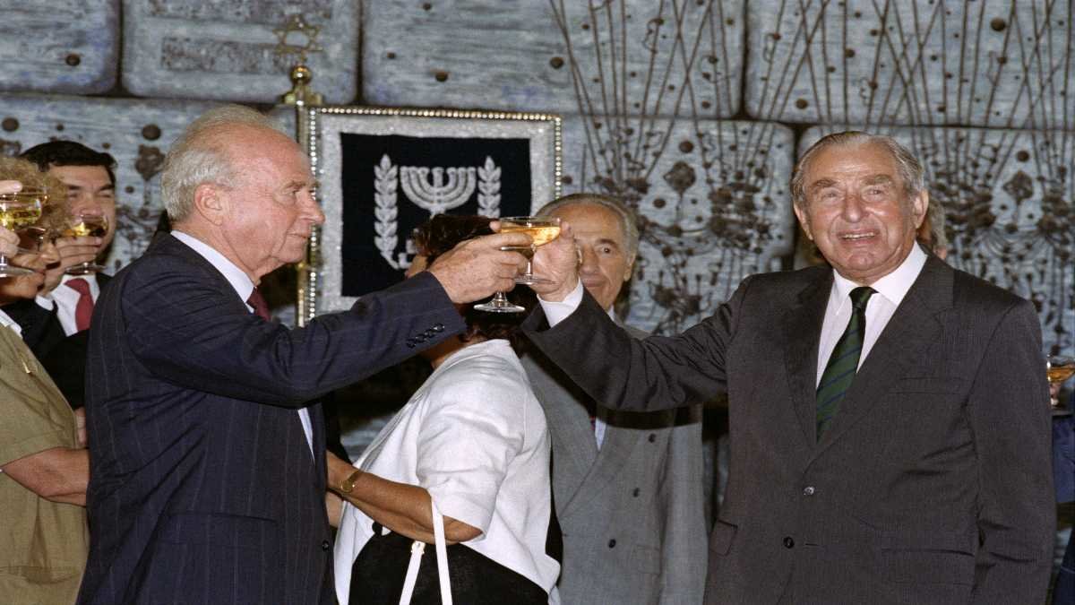 En 1992, el president israelí, Chaim Herzog (D) Saluda al primer ministro Yitzhak Rabin (I). Este último tendría un rol fundamental en los acuerdos de Oslo. Foto: Patrick Baz / AFP.