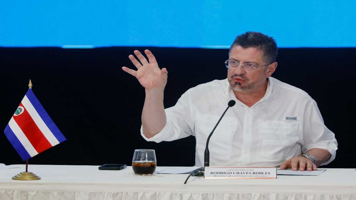 Rodrigo Chaves lamentó que la Contraloría frenara el proyecto de Ciudad Gobierno, por lo que insinuó a los diputados investigar a la institución. Foto: Roberto Cisneros / AFP.