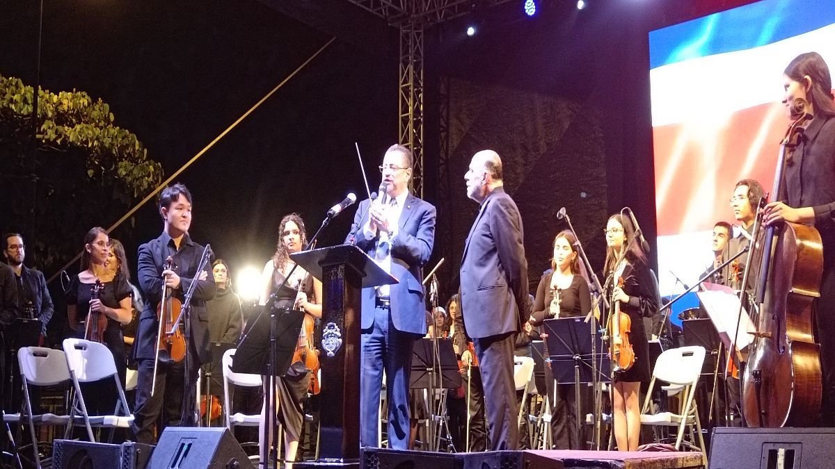 En su última presentación con la Orquesta Sinfónica Juvenil el director Marvin Araya entrego su batuta al mandatario Chaves como símbolo,  para que pueda dirigir el país. Foto Sócrates Colindres Lagos