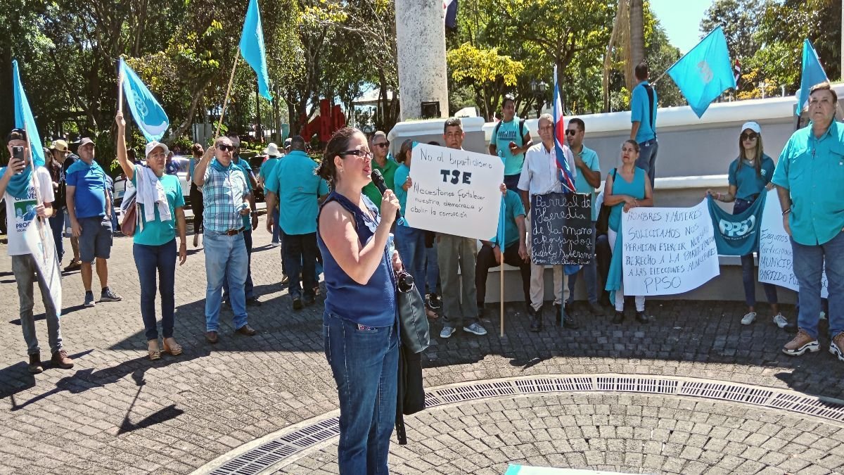 Los partidario del Pueblo de Soberano se presentaron frente al TSE, Foto Sócrates Colindres Lagos