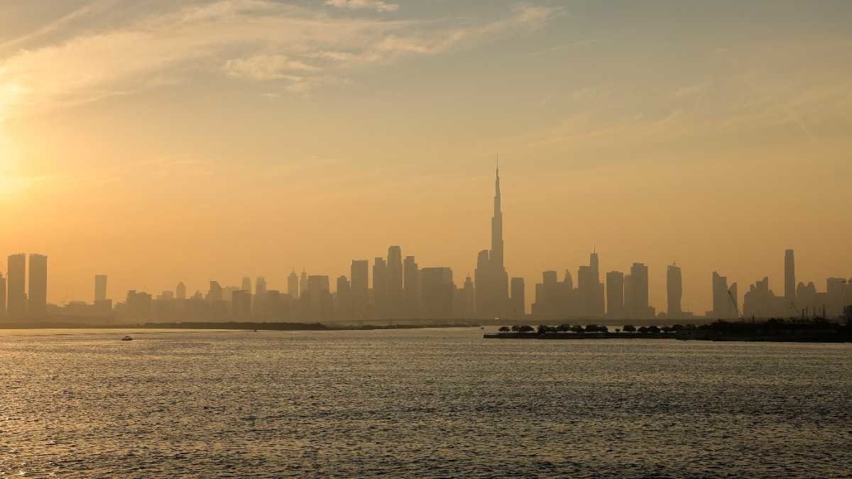 El Cielo de Dubai, incluyendo el área donde se ubica el Burj Khalifa, el edificio más alto del mundo se ve oscurecido por la contaminación Foto: Giuseppe Cacace / AFP.