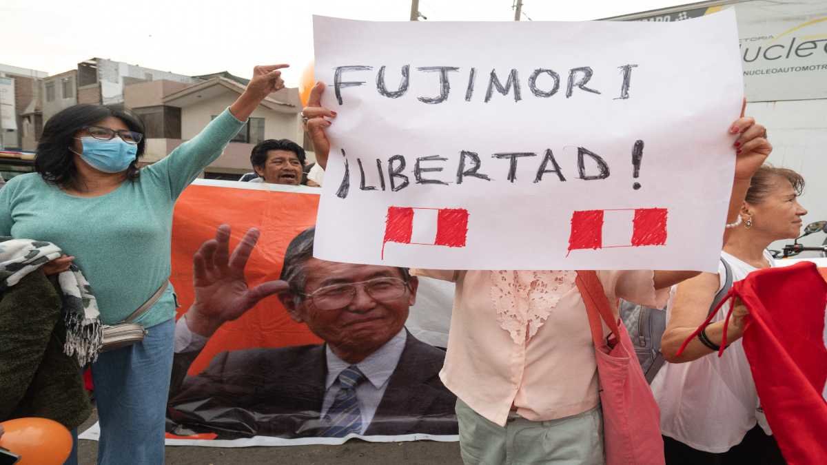 Simpatizantes del expresidente peruano Alberto Fujimori, se manifiestan frente al penal Barbadillo. Foto: Cris Bouroncle / AFP.