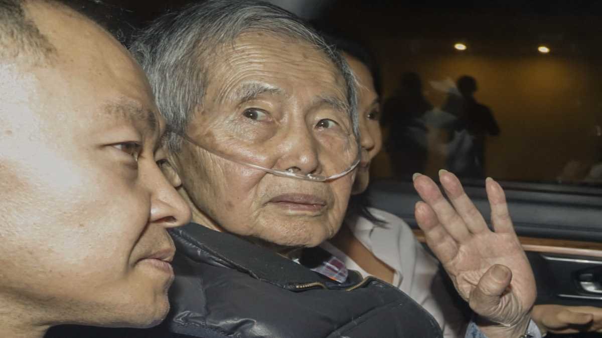 Alberto Fujimori, expresidente de Perú (1990-2000) abandonó la, cárcel, acompañado por sus hijos, Kenji (I) Y Keiko Foto: Renato Pajuelo / AFP.