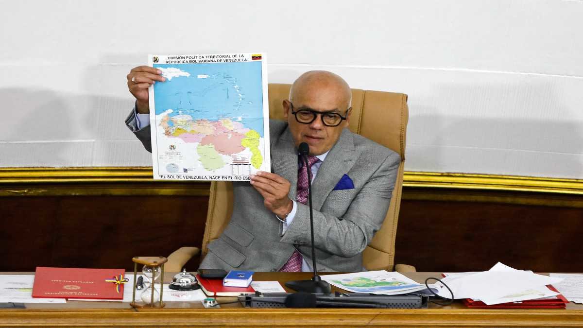 Jorge Rodriguez, president de la Asamblea Nacional de Venezuela, muestra un mapa de su país que incluye el área en disputa con Guyana. Foto: Pedro Rances Mattey / AFP.