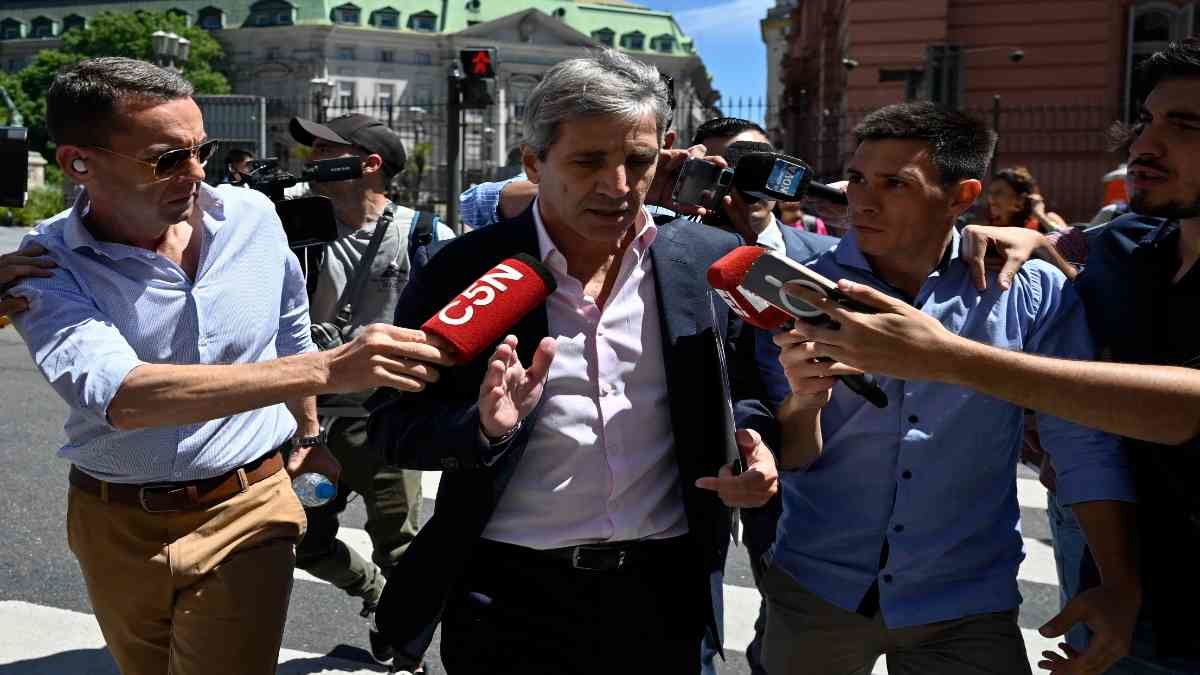 El ministro de Economía de Argentina, Luis Caputo, abandona el Palacio del Gobierno tras la primera reunión ministerial del nuevo gobierno. Foto: Luis Robayo / AFP.