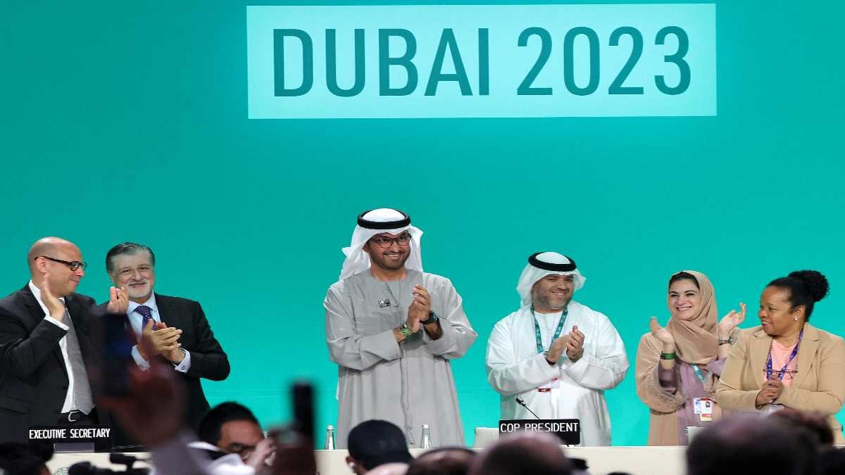 El presidente de la COP28, Sultan Ahmed Al Jaber (C) horas antes de que se firmara el crucial acuerdo. (Foto: Giuseppe Cacace / AFP.