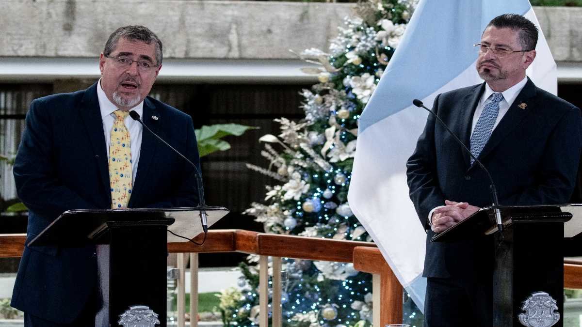 El presidente electo de Guatemala, Bernardo Arevalo habla junto al presidente Rodrigo Chaves en conferencia de prensa. Foto: Ezequiel Becerra / AFP.