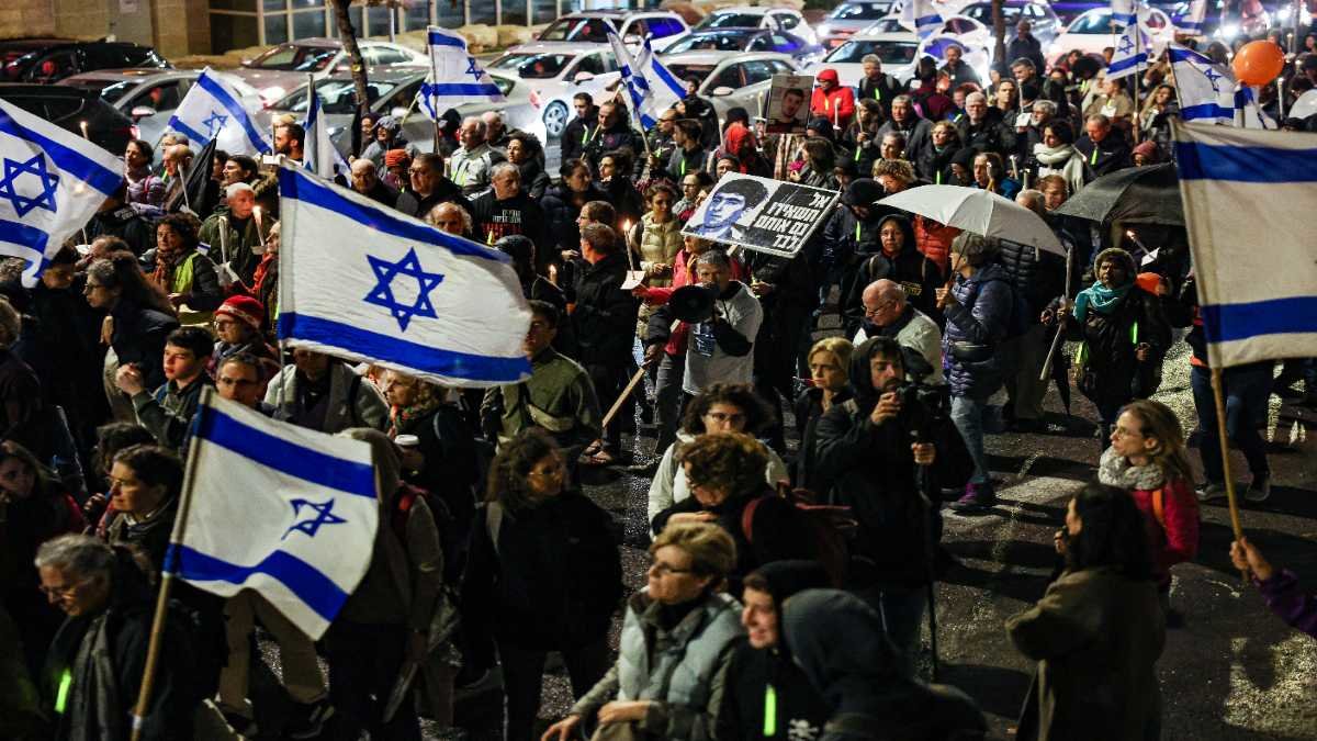 Manifestantes exigen, frente al parlamento israelí, la liberación de los rehenes en poder de Hamas. Foto: Ahmad Harabli / AFP.