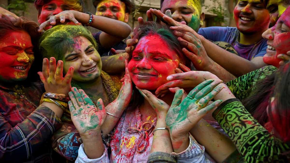 Estudiantes hindúes cubiertos de 'Gulal' o polvo de colores, celebrant el Holi, el festival de colores en el Guru Nanak Dev University en Amritsar en marzo pasado. Foto: Narinder Nanu / AFP.