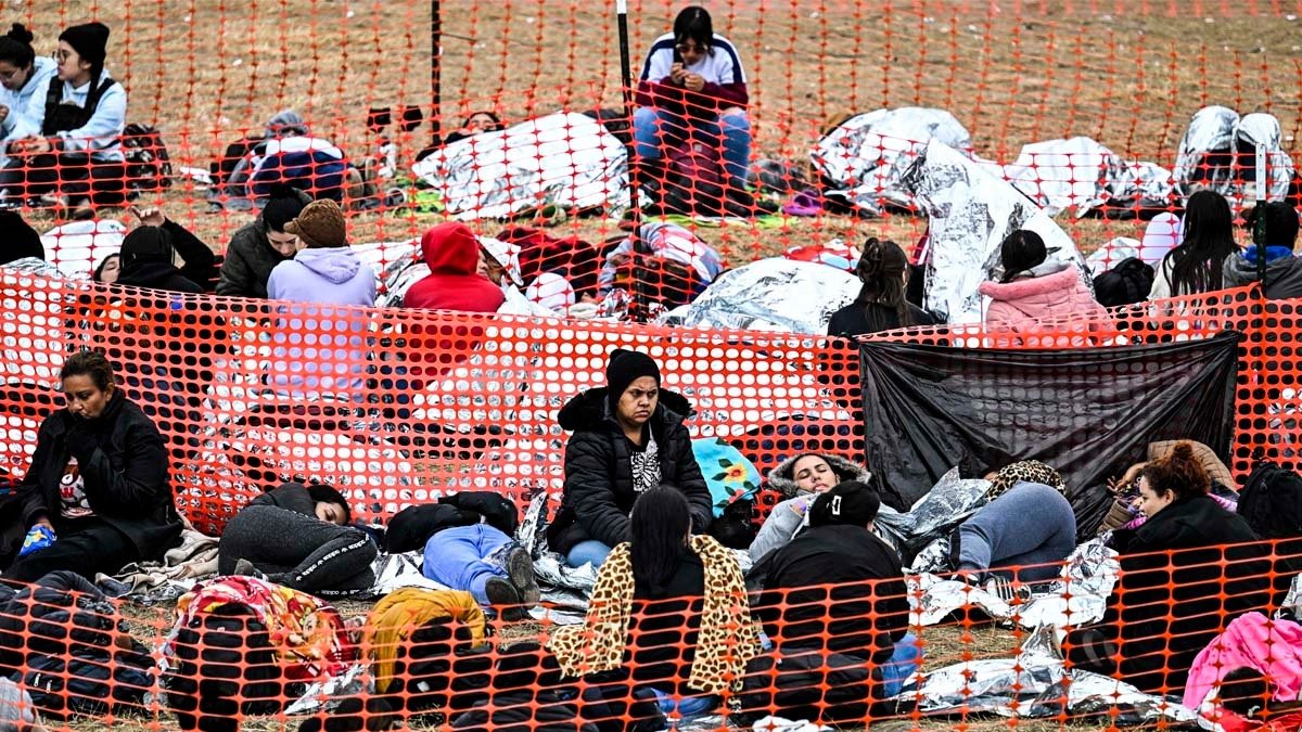 Inmigrantes esperan a ser procesados por la Policía Fronteriza, en Eagle Pass, Texas. Foto: Chandan Khanna / AFP.