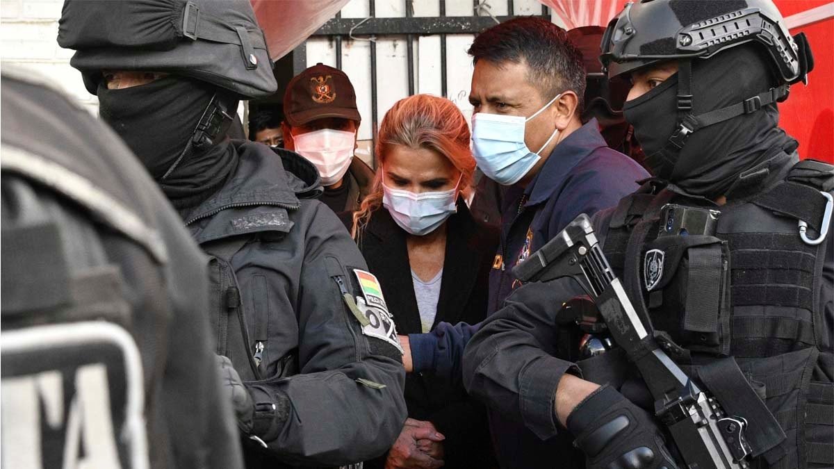 Jeanine Anez (C) expresidenta interina de Bolivia, cuando fue arrestada en 13 de marzo de 2021. Foto: Aizar Raldes / AFP.