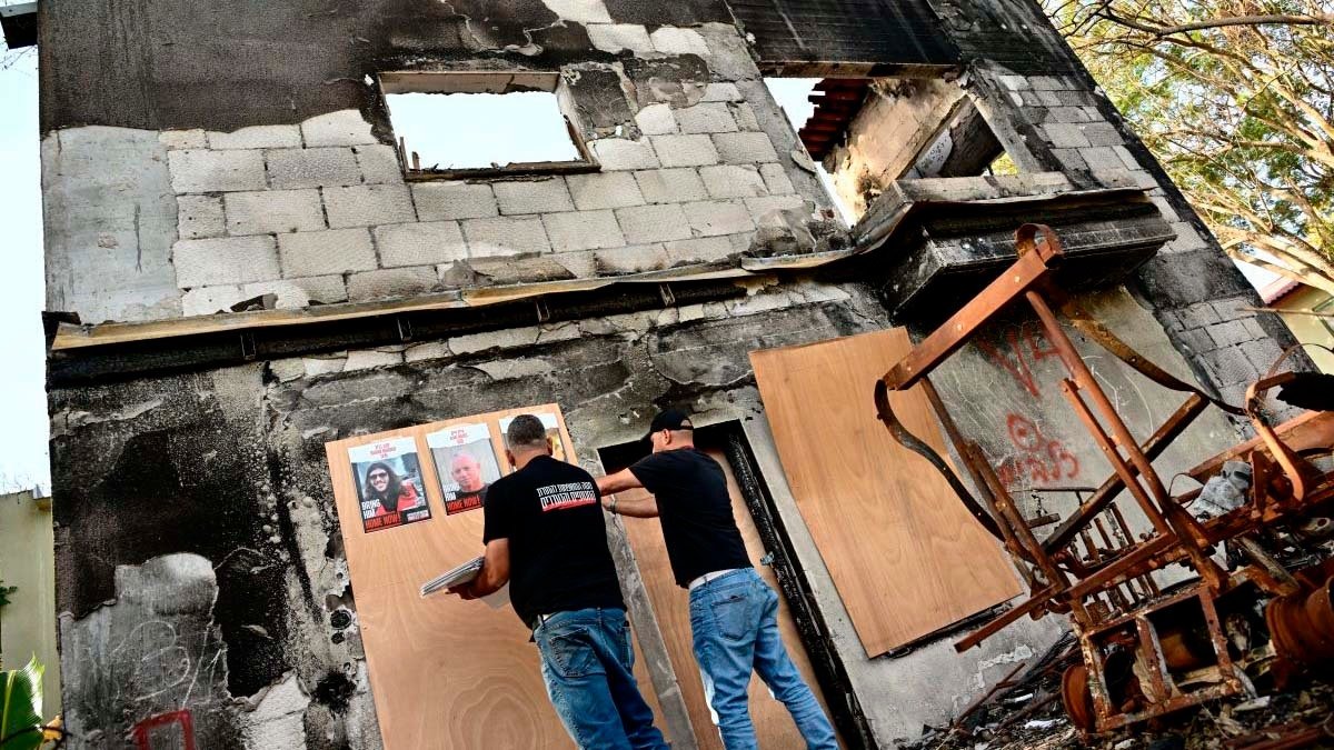 Voluntarios se dedicaron a colocar pancartas con las imágenes de los prisioneros israelíes en poder de Hamas. Foto: Alberto Pizzoli / AFP.