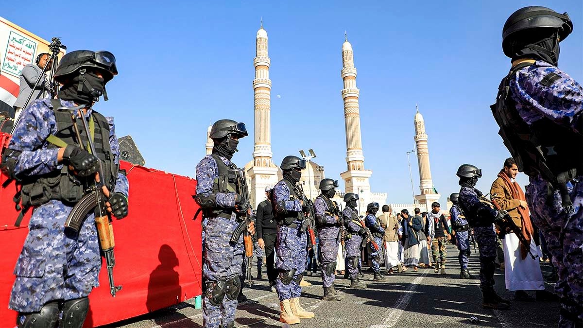 Efectivos de seguridad de los hutíes, en Yemen, montan guardia en una zona bajo su control. Foto: Mohammed Huwais / AFP.