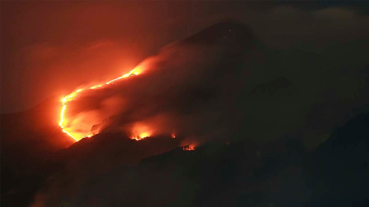 Imagen del 28 de octubre de un incendio en el Monte Merbabu. Foto: Devi Rahman / AFP.