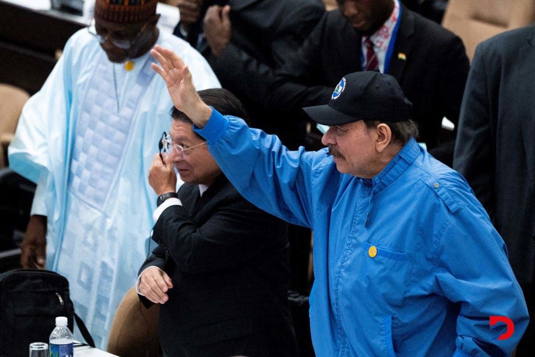 El presidente de Nicaragua, Daniel Ortega, al lado de su ministro de Relaciones Exteriores, Denis Moncada, durante un acto en La Habana, Cuba, el 16 de setiembre de 2023. Foto: Yamil Lage / AFP.