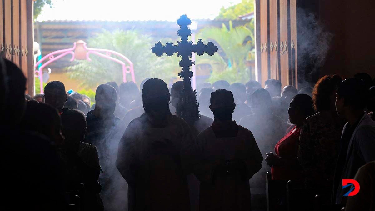 Creyentes católicos atiende una misa en honor a San Juan Bautista, en San Juan de Oriente, el 24 de junio de 2023. Foto: Stringer / AFP.