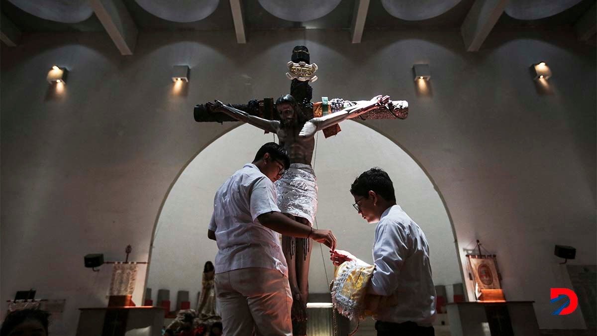 Dos jóvenes preparan una estatua de Jesús después de la procesión del Viernes Santo, en abril pasado, en la Catedral Metropolitana de Managua. Foto: Oswaldo Rivas / AFP.