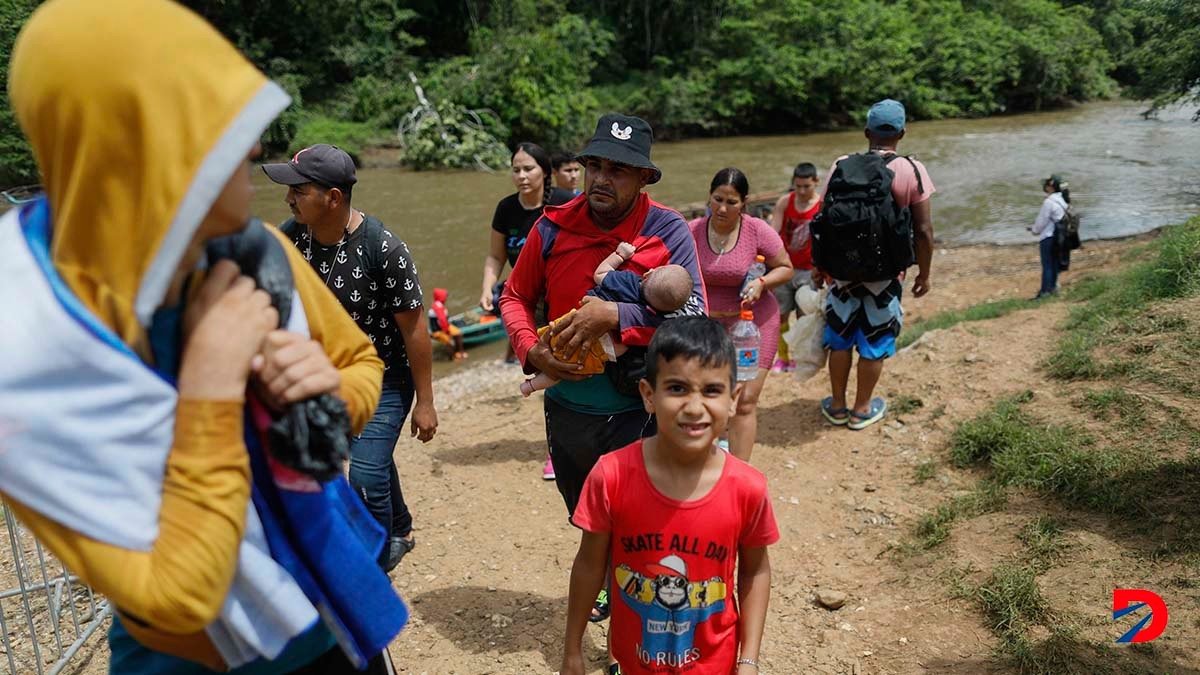 En esta imagen del 6 de octubre del año anterior, un grupo de migrantes llegando a la estación de recepción de Lajas Blancas, en la provincia de Darién, en Panamá. Foto: Roberto Cisneros / AFP.