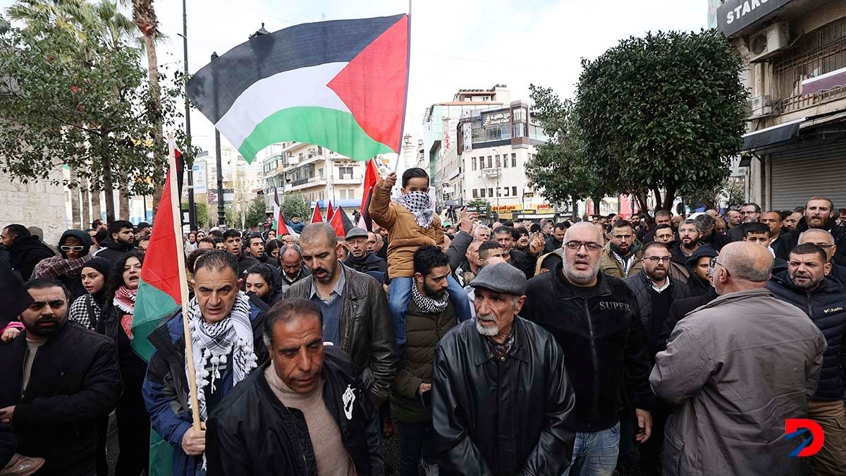 Cientos de palestinos se manifestaron en Ramallah, tras el asesinato del segundo de a bordo del grupo Hamas, Saleh al-Aruri. Foto: Jaafar Ashtiyeh / AFP.