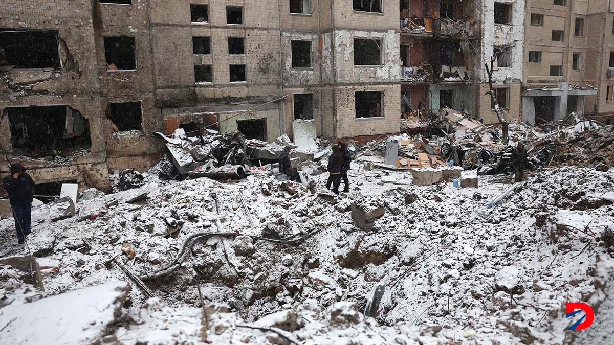 Efectivos policiales y miembros de la población civil inspeccionan los daños en un edificio destruido en un ataque ruso sobre el centro de Kiev. Foto: Anatolii Stepanov / AFP.