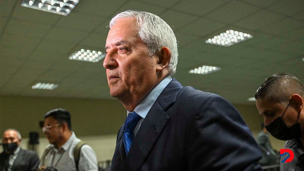 El ex presidente de Guatemala, Otto Pérez Molina (2012 – 2015), cuando abandonaba la Corte el 7 de diciembre de 2022, después de escuchar la sentencia en su contra. Foto: Johan Ordóñez / AFP.