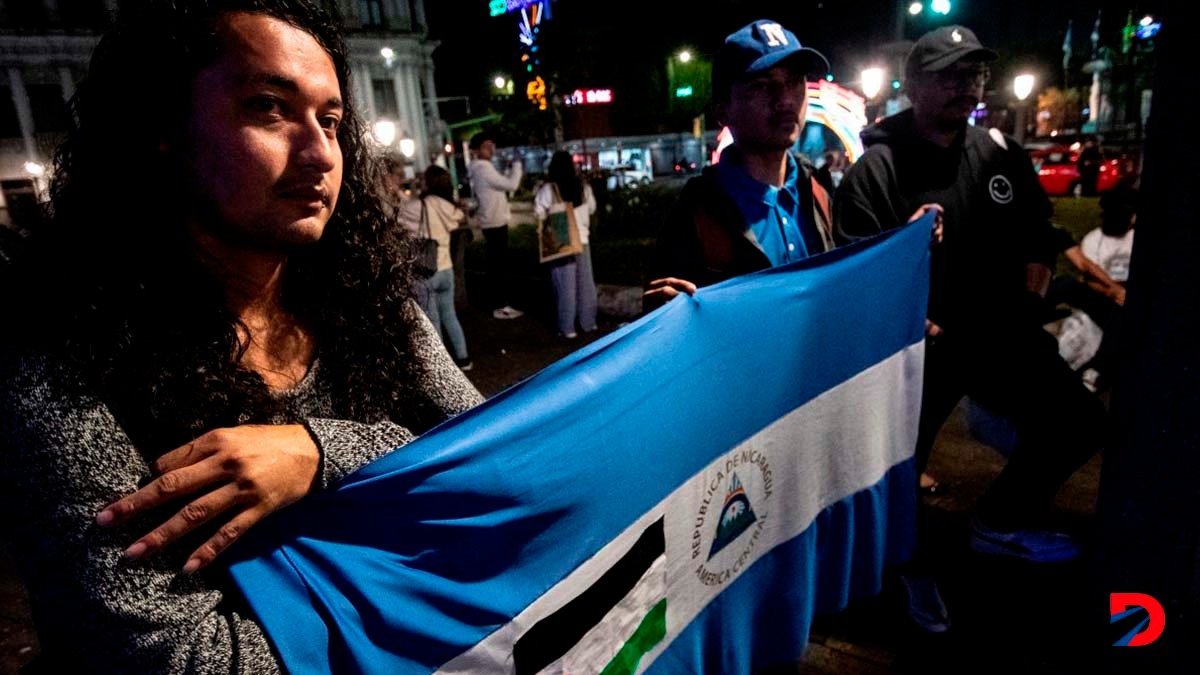 Exiliados nicaragüenses en Costa Rica se manifestaron el sábado por la noche reclamando la liberación de al menos 14 sacerdotes y tres seminaristas detenidos desde Navidad en Nicaragua. Foto: Ezequiel Becerra / AFP.