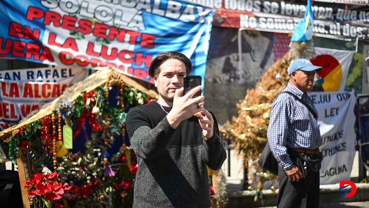 Andrés Figueroa es uno de los jóvenes que se han sumado a un movimiento en contra de la fiscal Consuelo Porras, y en apoyo al presidente electo, Bernardo Arévalo. Foto: Johan Ordóñez / AFP.