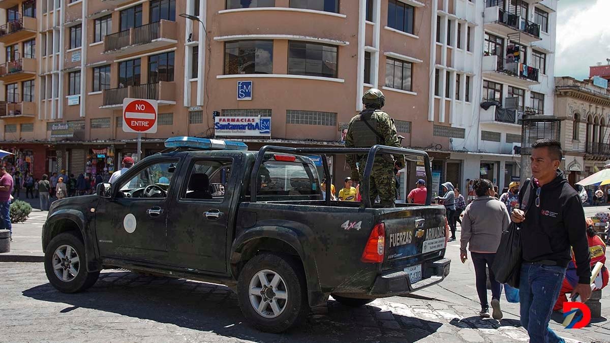 Soldados patrullan el centro cívico de Cuenca, en Ecuador. Foto: Stringer / AFP.