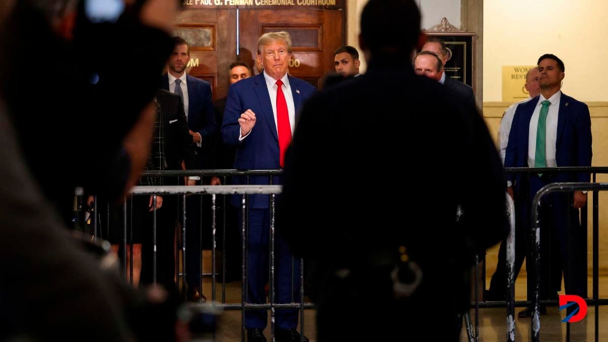 El expresidente de Estados Unidos, Donald Trump, habla con los periodistas durante una pasa en la audiencia en la Corte Suprema de Nueva York. Foto: Charly Triballeau / AFP.