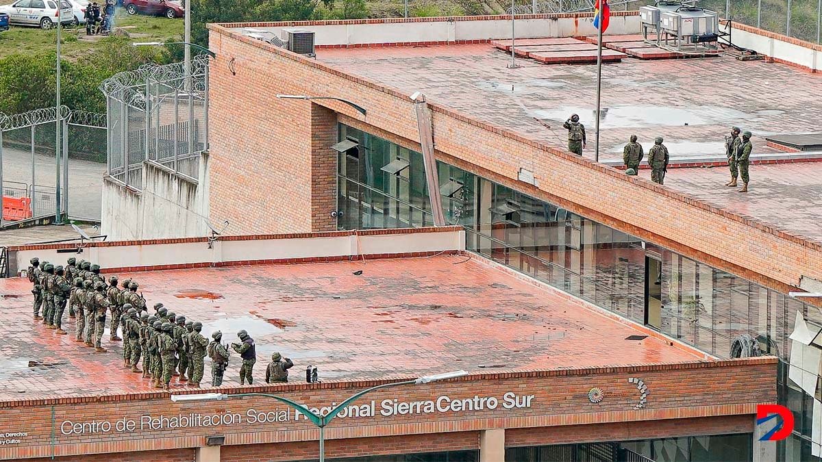 Vista de la cárcel de Turi, en Cuenca, Ecuador, con una fuerte presencia de efectivos militares. Foto: Fernando Machado / AFP.