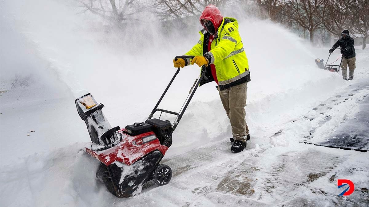 Trabajadores limpian una acera en Des Moines, Iowa, mientras continúan las temperaturas récord en ese pequeño estado agricultor. Foto: Jim Watson / AFP.