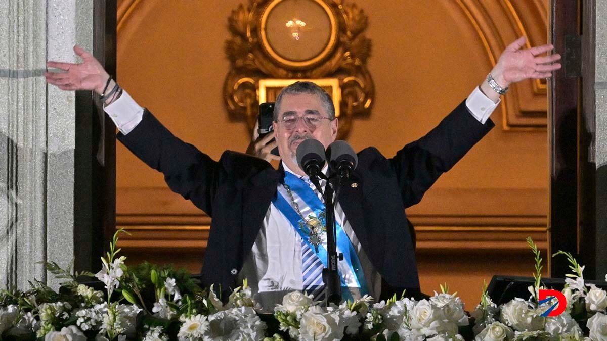 El presidente de Guatemala, Bernardo Arévalo, que asumió en la madrugada del lunes, saluda desde el balcón del Palacio Nacional de Cultura. Foto: Martín Bernetti / AFP.