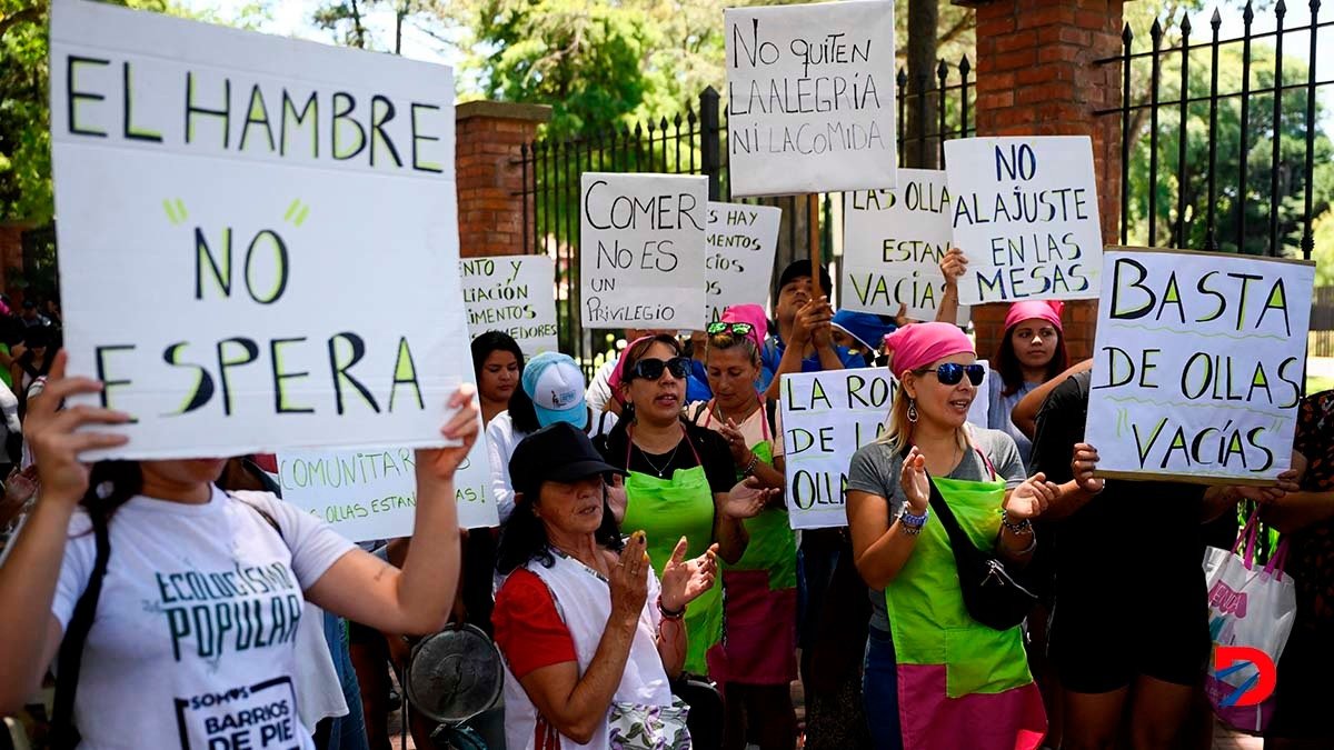 Mujeres de distintas organizaciones sociales en Argentina protagonizaron una demostración antes de la huelga nacional convocada para este miércoles. Foto: Luis Robayo / AFP.